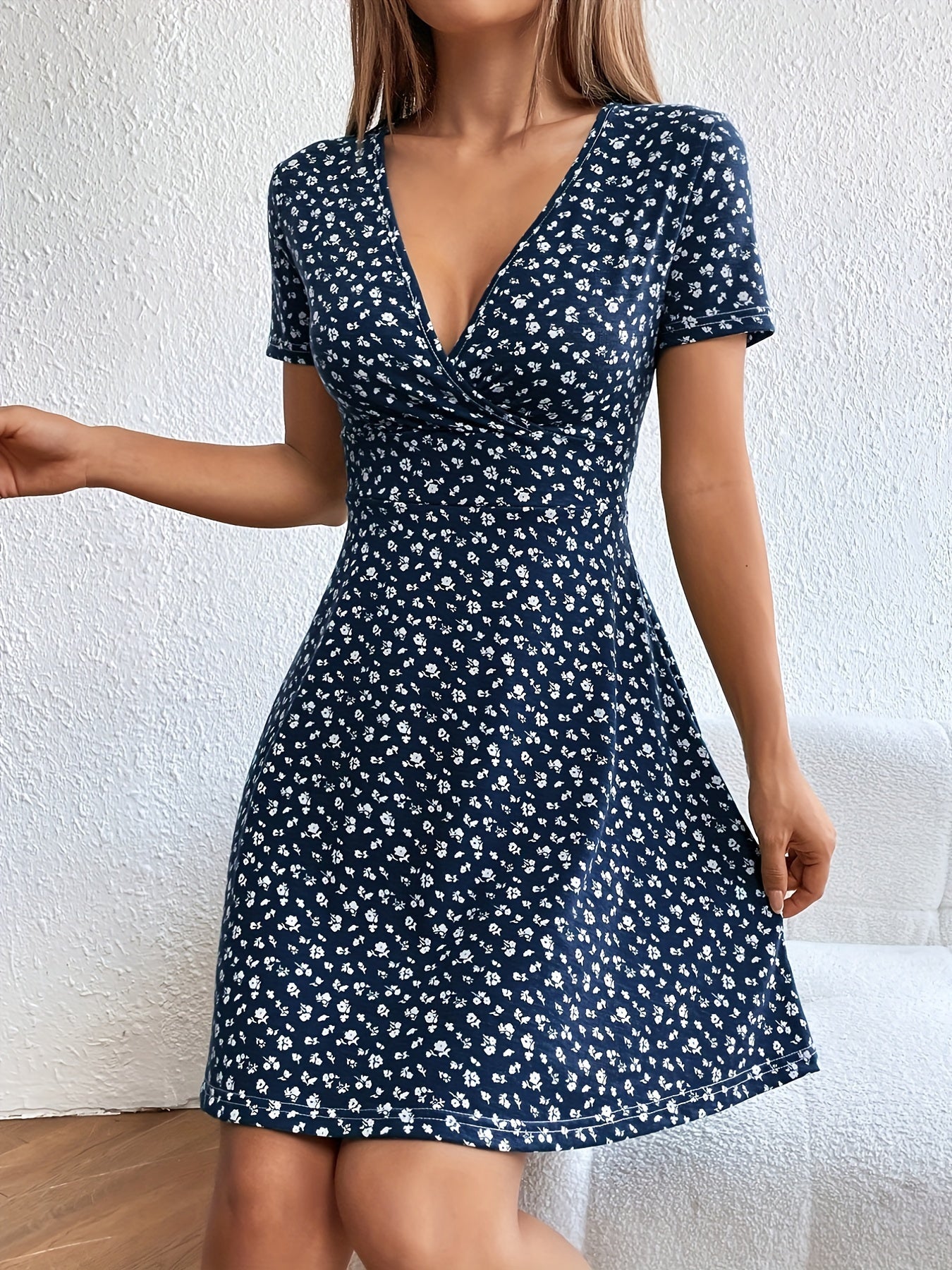 Schwarzes Blumenmuster-V-Ausschnitt-Kleid - Stella