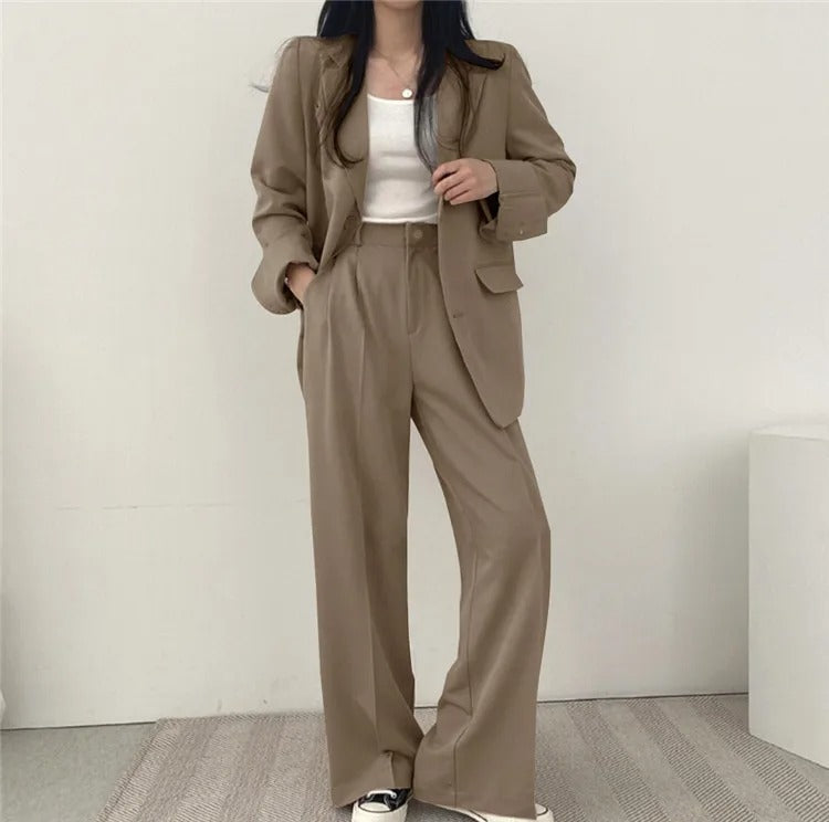 Athena | Einfarbiges Blazer- und gerade geschnittenes Hosen-Set für Damen