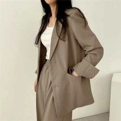 Athena | Einfarbiges Blazer- und gerade geschnittenes Hosen-Set für Damen