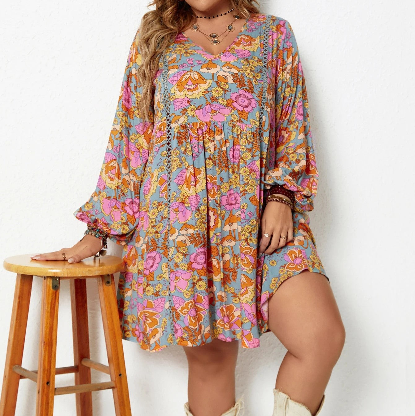 Buntes Blumenkleid mit V-Ausschnitt - Mia