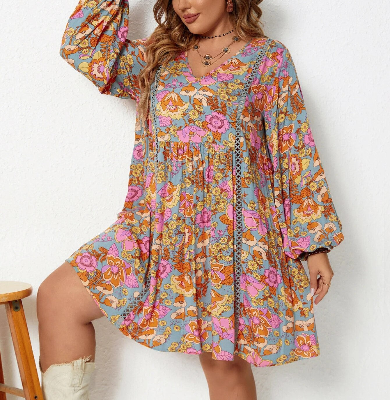 Buntes Blumenkleid mit V-Ausschnitt - Mia