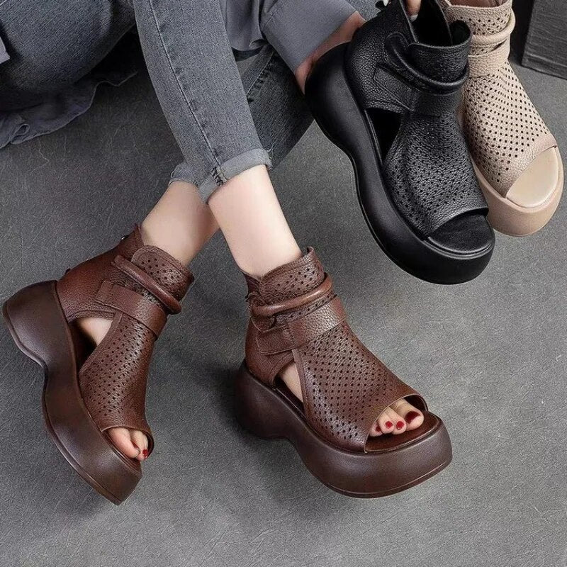 Braune Plateausandalen mit Perforationen - Ella