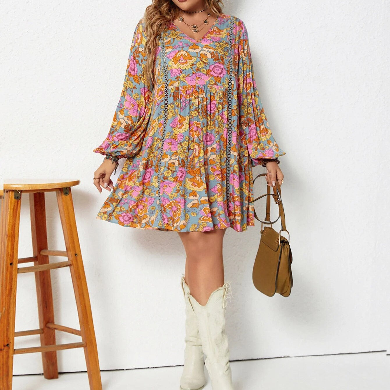 Buntes Blumenkleid mit V-Ausschnitt - Mia