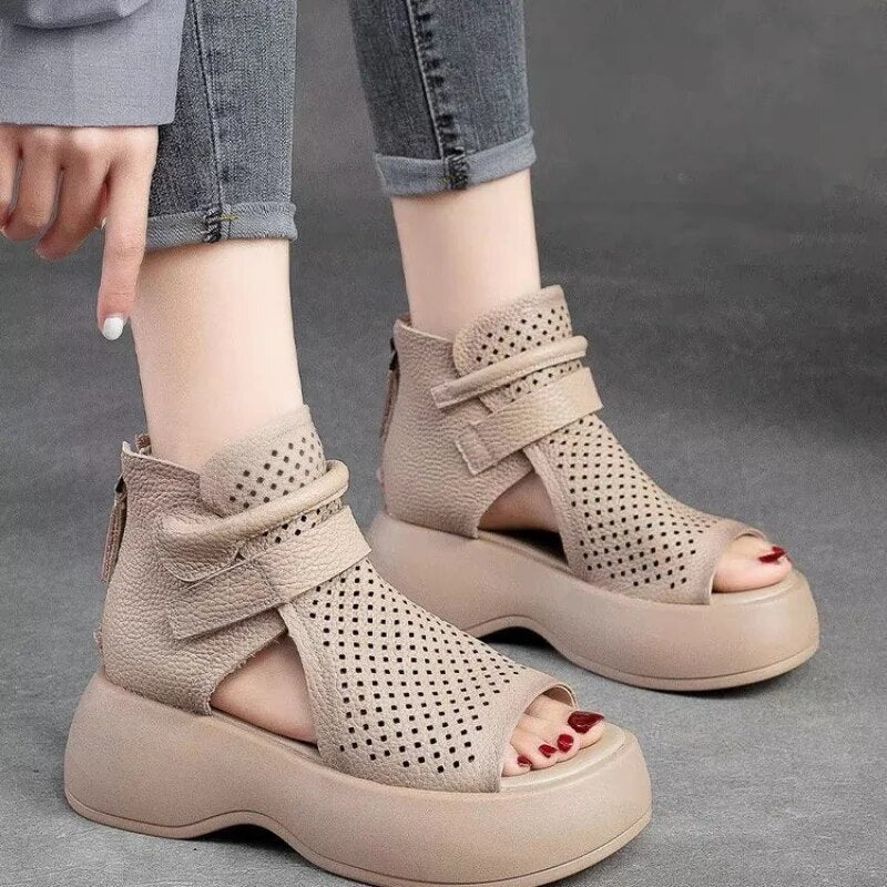 Braune Plateausandalen mit Perforationen - Ella