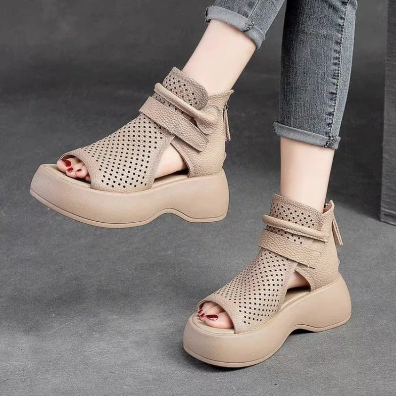 Braune Plateausandalen mit Perforationen - Ella