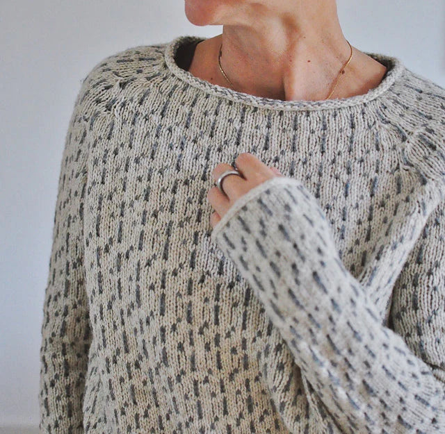 Delilah | Eleganter Grauer Pullover Mit U-Boot-Ausschnitt.