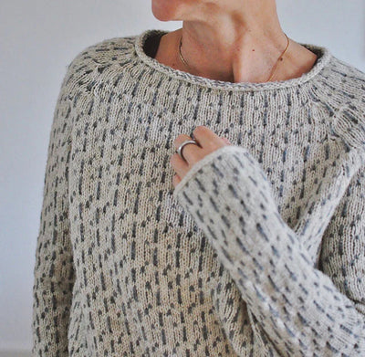 Delilah | Eleganter Grauer Pullover Mit U-Boot-Ausschnitt.