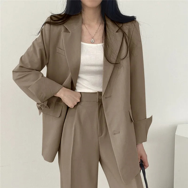 Athena | Einfarbiges Blazer- und gerade geschnittenes Hosen-Set für Damen