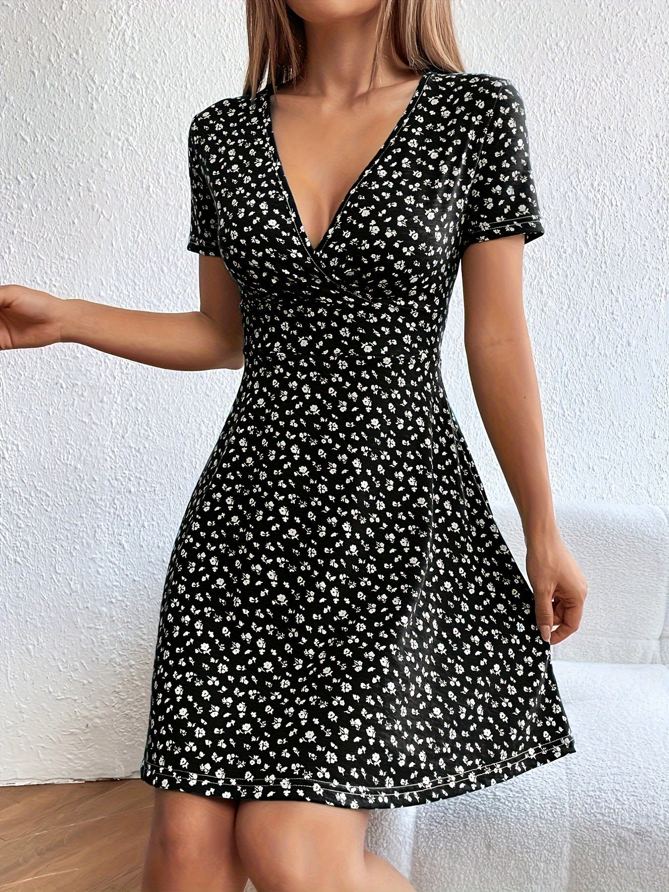 Schwarzes Blumenmuster-V-Ausschnitt-Kleid - Stella