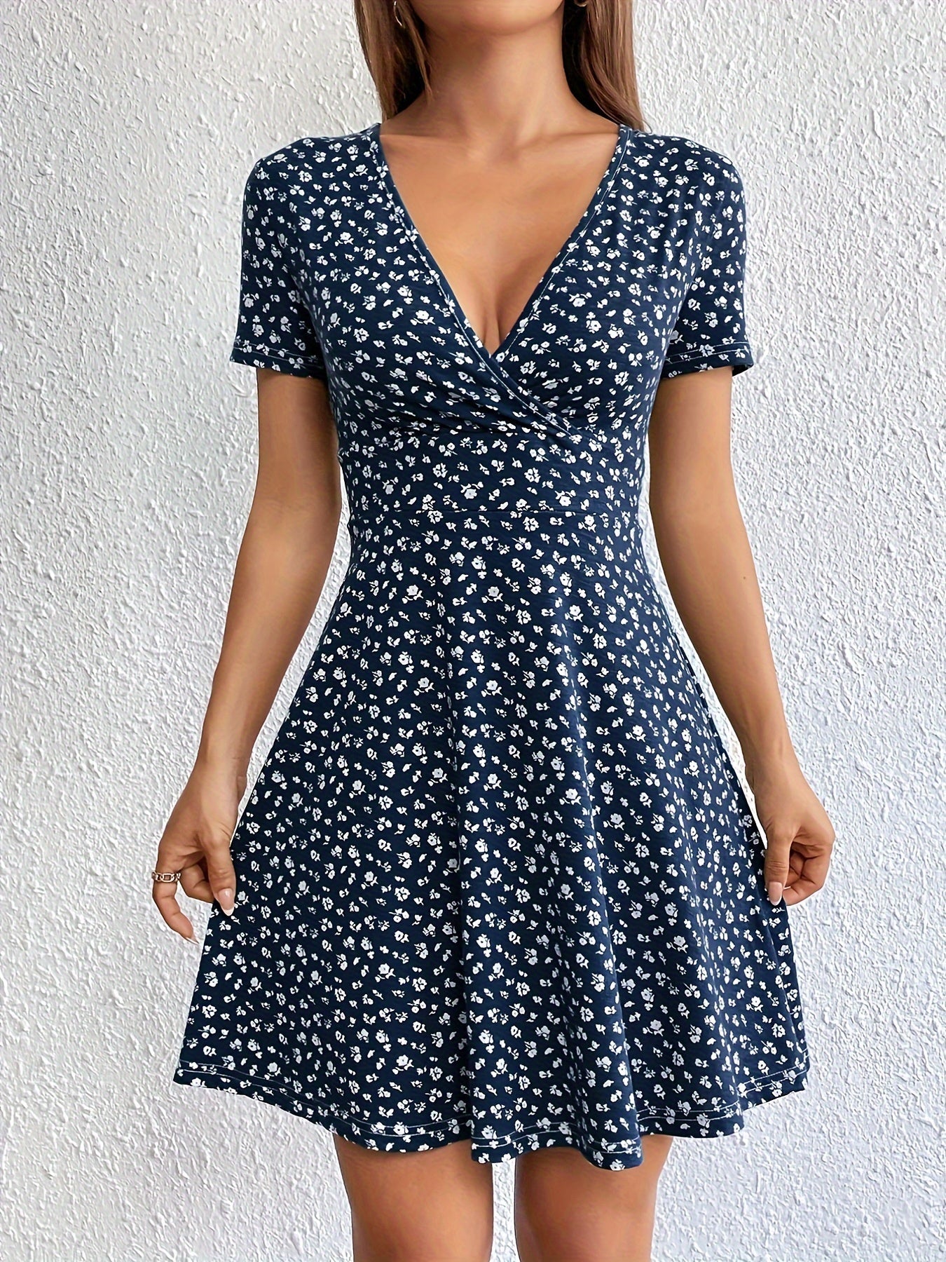 Schwarzes Blumenmuster-V-Ausschnitt-Kleid - Stella