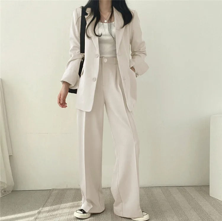 Athena | Einfarbiges Blazer- und gerade geschnittenes Hosen-Set für Damen