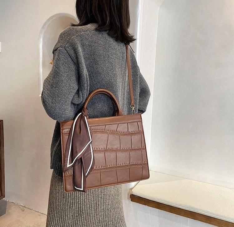 Cleo - Elegante und klassische Handtasche